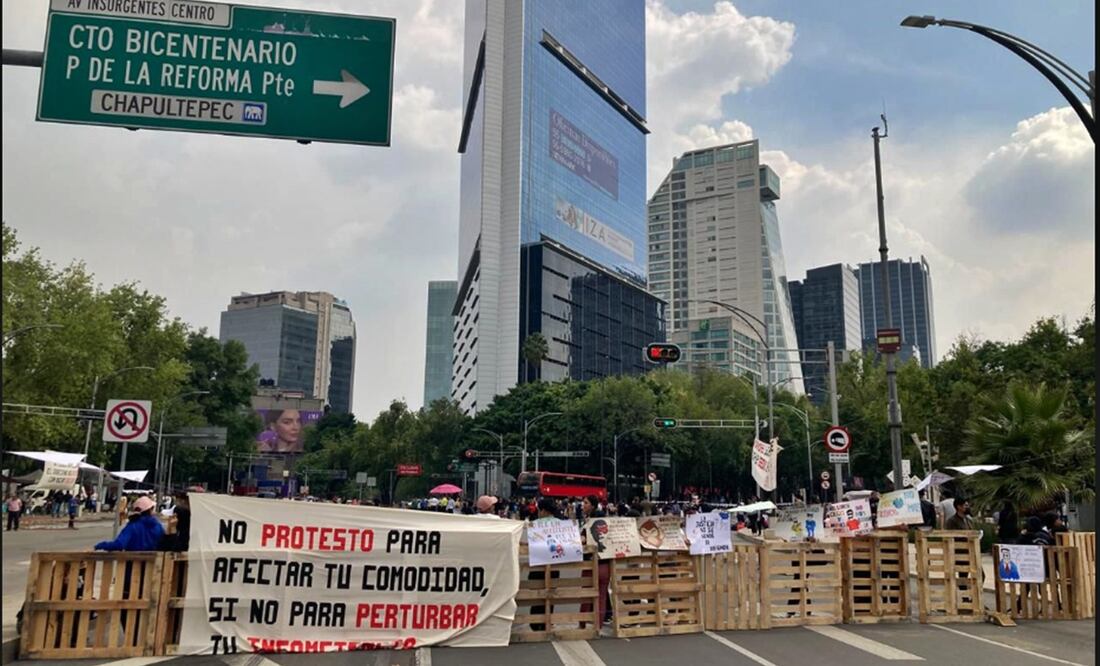 Estudiantes de la Escuela Normal Rural Mactumactzá, de Tuxtla Gutiérrez, Chiapas, bloquean el cruce de las avenidas Reforma e Insurgentes, en la Ciudad de México, el 3 de junio de 2025. Foto: Juan Carlos Williams/EL UNIVERSAL