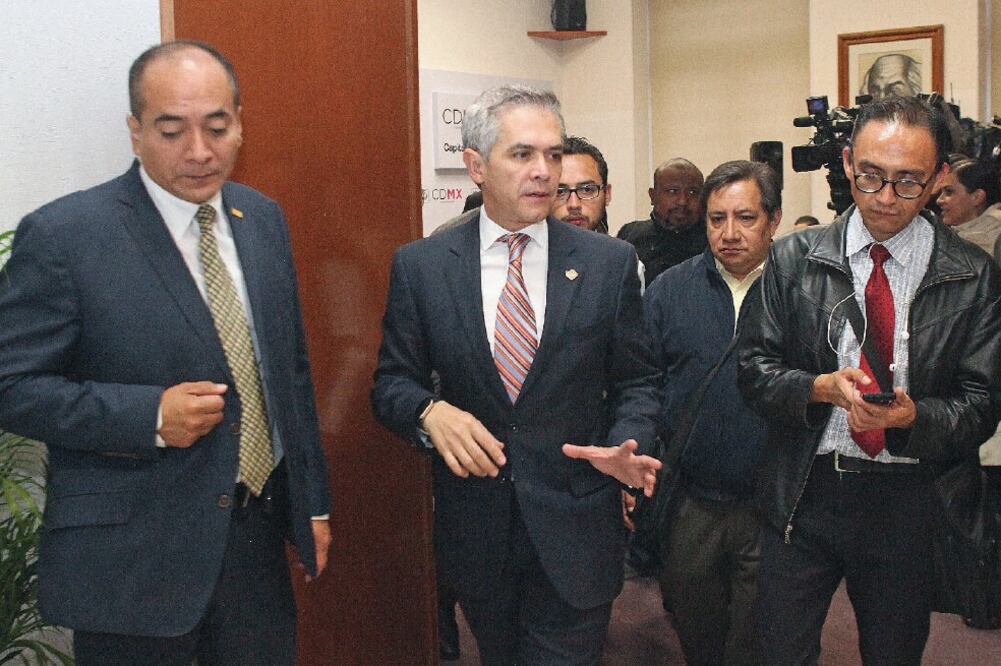 Miguel Ángel Mancera (centro) asegura que el delegado de Cuauhtémoc, Ricardo Monreal, comparte una opinión positiva sobre la realización del Corredor Cultural Chapultepec (ADRIÁN HERNÁNDEZ. EL UNIVERSAL)