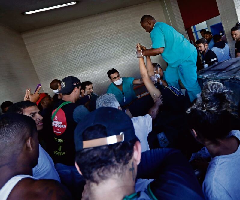 Equipos de emergencia sacan a una persona tras el operativo policíaco en Vila Cruzeiro, en Río de Janeiro. Foto: Bruna Prado/AP