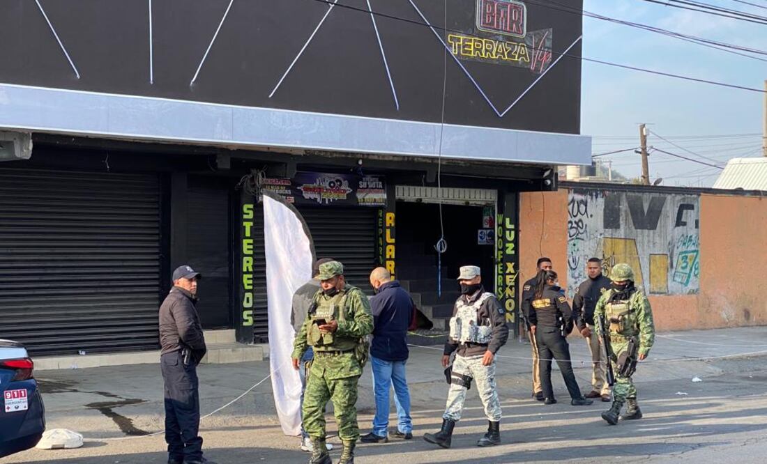 Agentes revisarán las cámaras del negocio para identificar a los presuntos responsables del ataque. Foto: Valente Rosas/ EL UNIVERSAL