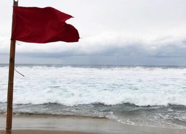 Policía Acuática rescata a 14 turistas por el fenómeno de Mar de Fondo en playas de Mazatlán