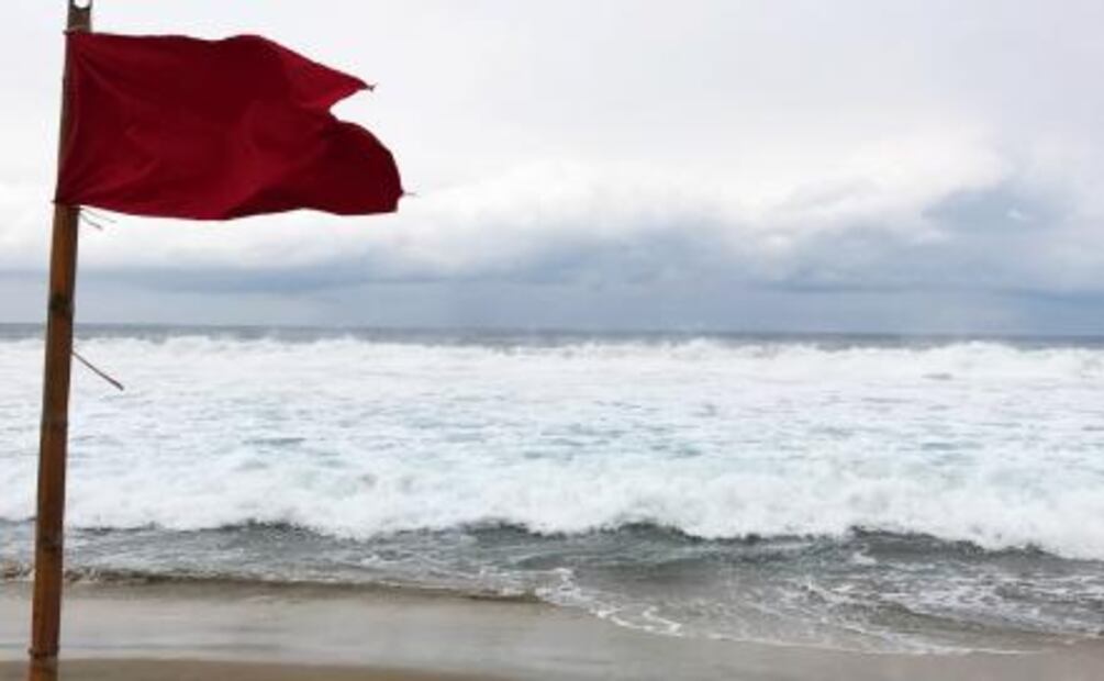Ordenan cierre a navegación por alto oleaje en Oaxaca
