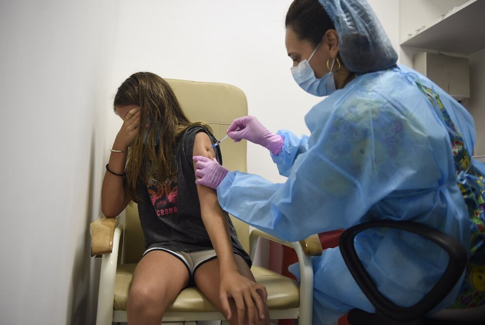 Una trabajadora de la salud aplica una dosis de una vacuna contra el Covid-19. Foto: Xinhua 7 Nicolás Celaya, archivo 