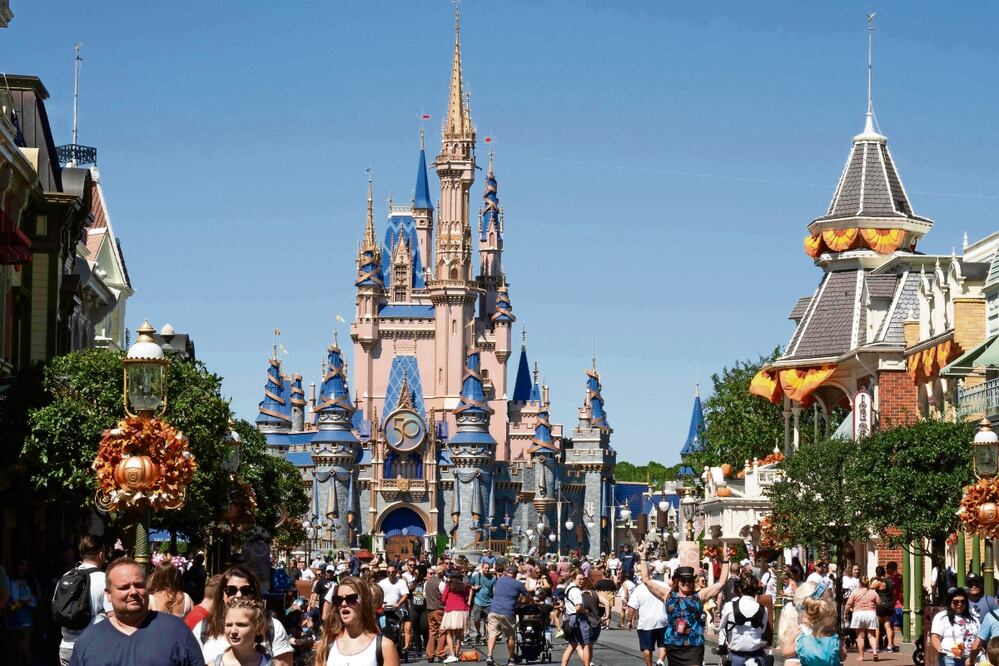 Los visitantes caminan por Main Street en The Magic Kingdom en Walt Disney World, en Orlando, Florida. El 26 de abril, Disney presentó una demanda en un tribunal federal, Foto: Bryan R. Smith / AFP