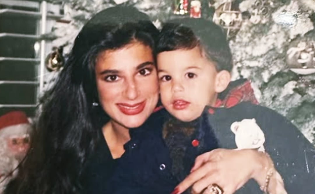 Emiliano Aguilar cuando era niño, junto a su madre Carmen Treviño.