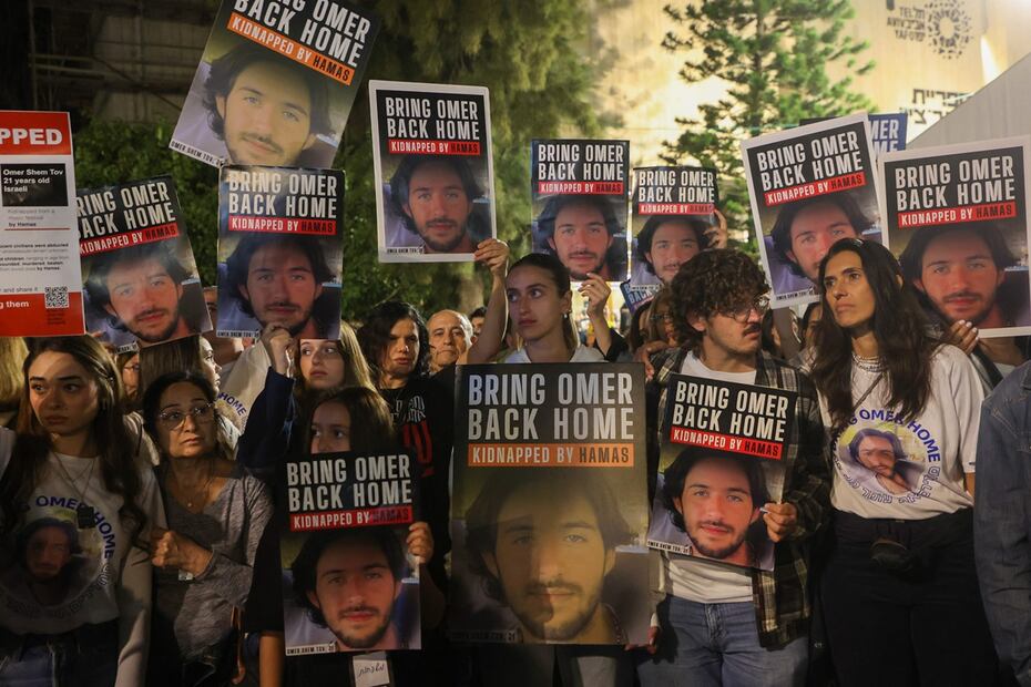 Familiares, amigos y partidarios de Omer Shem Tov, de 21 años, retenidos en Gaza desde el ataque del 7 de octubre por militantes de Hamas en el sur de Israel, participantes en una protesta para pedir la liberación de los rehenes israelíes en Tel Aviv. Foto: AFP