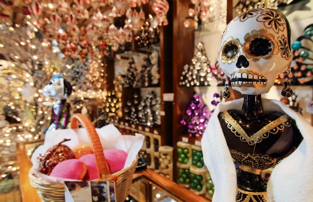 La catrina color chocolate está elaborada en tres secciones de cristal. Tiene un precio de 750 pesos. Foto: Omar Contreras