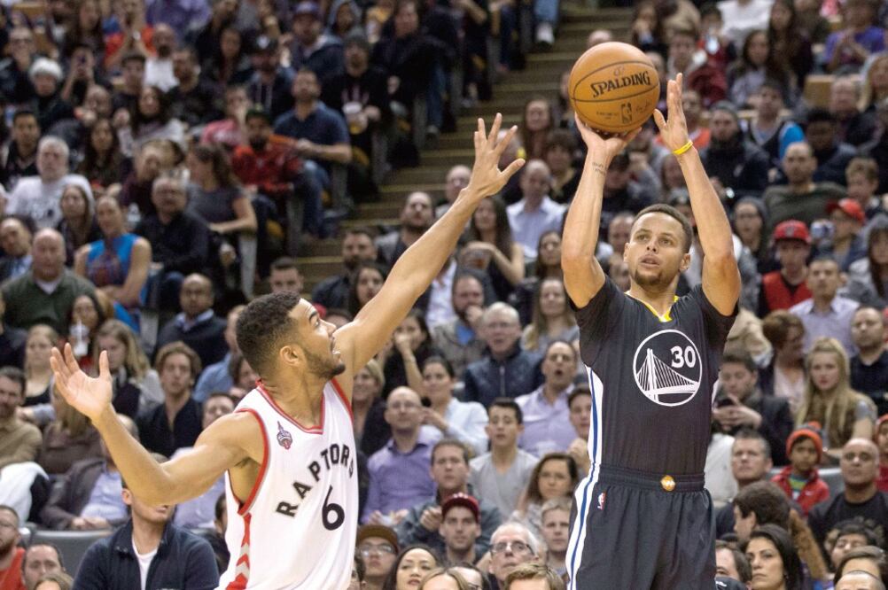 Curry acertó 14 de 24 tiros de campo y nueve de 15 triples (CHRIS YOUNG. AP)