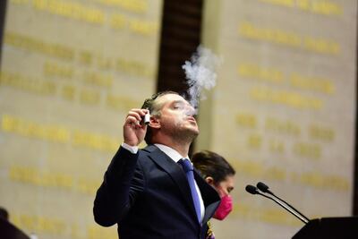 Entre bocanadas, va MC por regular los cigarrillos electrónicos