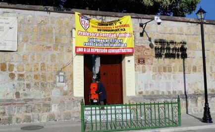 IEEPO remueve a maestra que daba clases en atrio