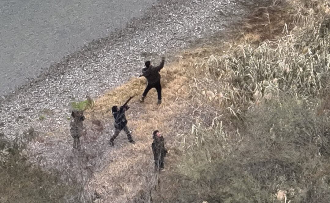 Un dron de Seguridad Pública de Texas captó a los hombres armados escapando de la presencia militar mexicana. Foto: Especial