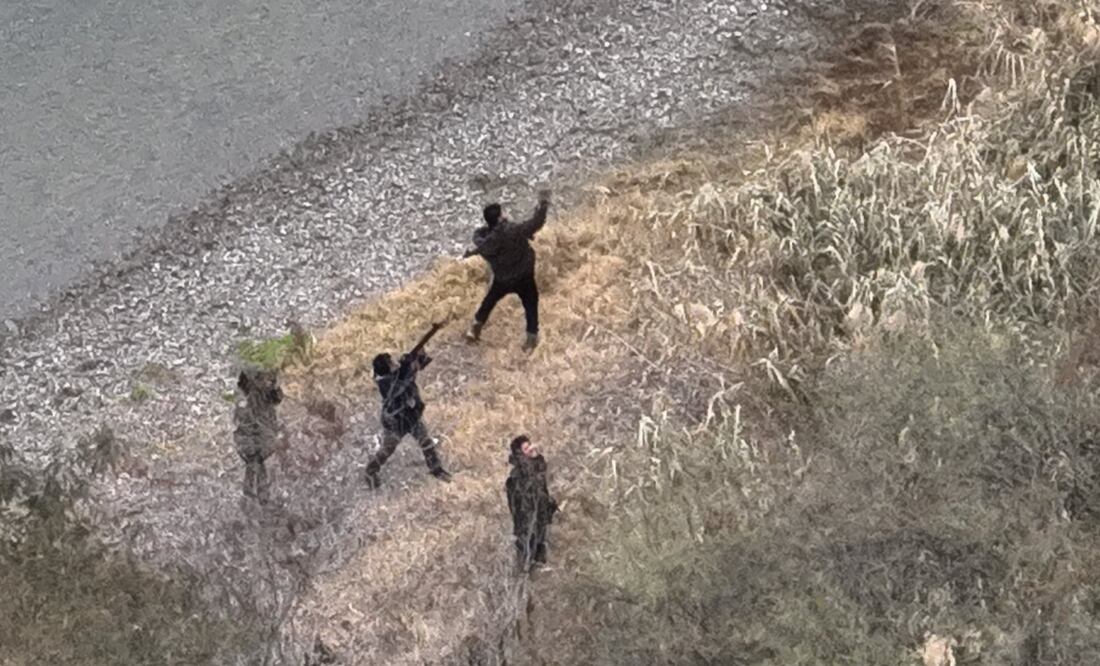 Un dron de Seguridad Pública de Texas captó a los hombres armados escapando de la presencia militar mexicana. Foto: Especial