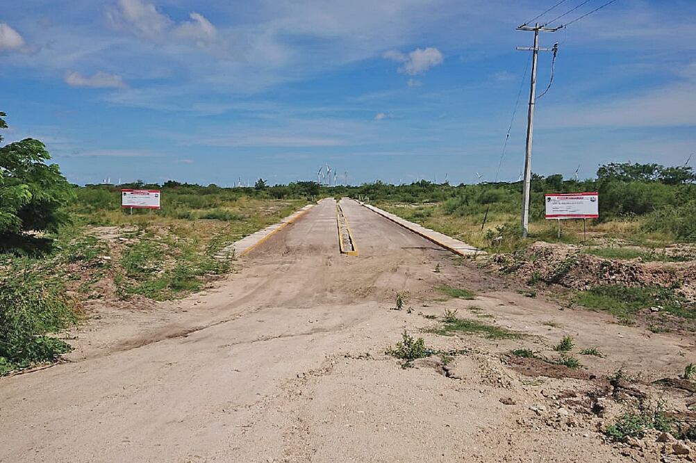 En las placas se especifica la obra y el monto aplicado para los trabajos, los cuales, según dice, beneficiarán a 375 personas, aunque en esa colonia no habita nadie. Foto: ROSELIA CHACA. EL UNIVERSAL