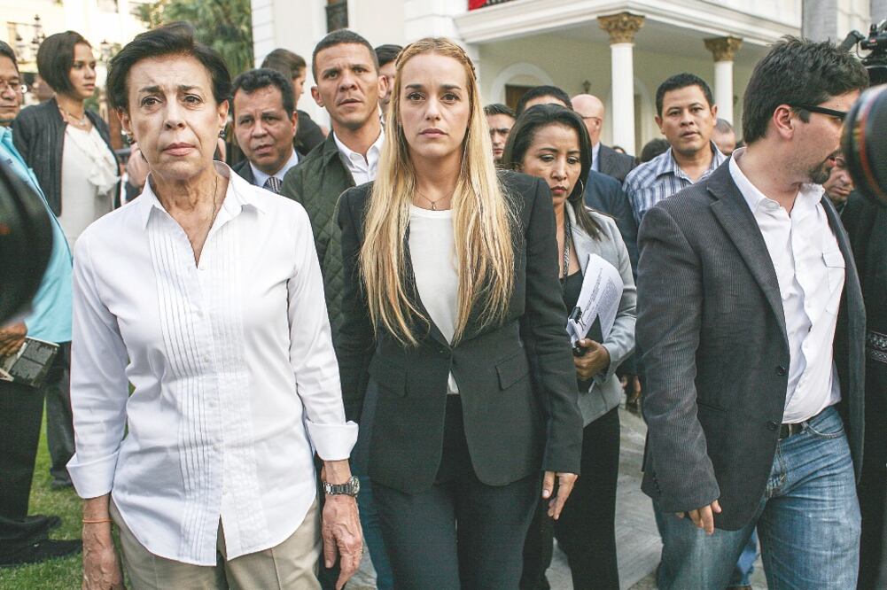 Antonieta Mendoza y Lilian Tintori, madre y esposa del líder venezolano opositor, Leopoldo López, ayer en la sede de la Asamblea Nacional, en Caracas (BORIS VERGARA. XINHUA)
