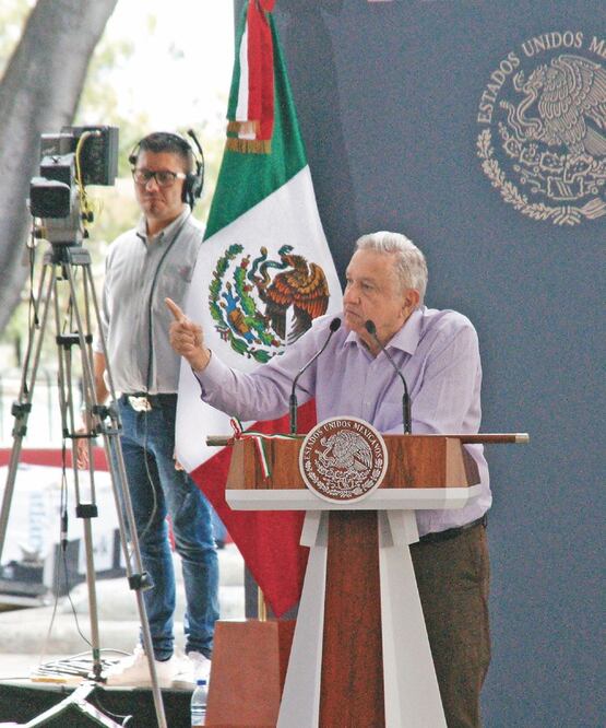 Reconoce al Ejército. Ante autoridades d e Oaxaca, el Presidente agradeció al Ejército por no utilizar la fuerza contra la delincuencia. EDWIN HERNÁNDEZ. EL UNIVERSAL