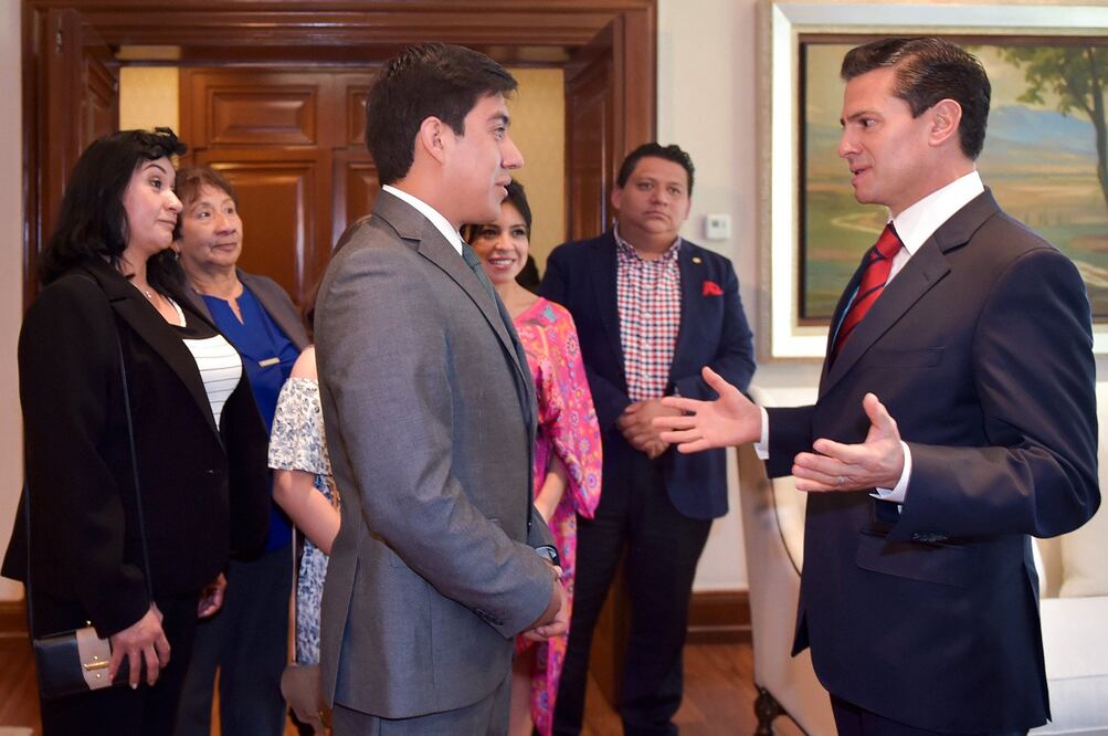 El presidente Enrique Peña Nieto recibió a Yair Israel Piña López en Los Pinos, donde le pidió que siga poniendo en alto el nombre de México (PRESIDENCIA)