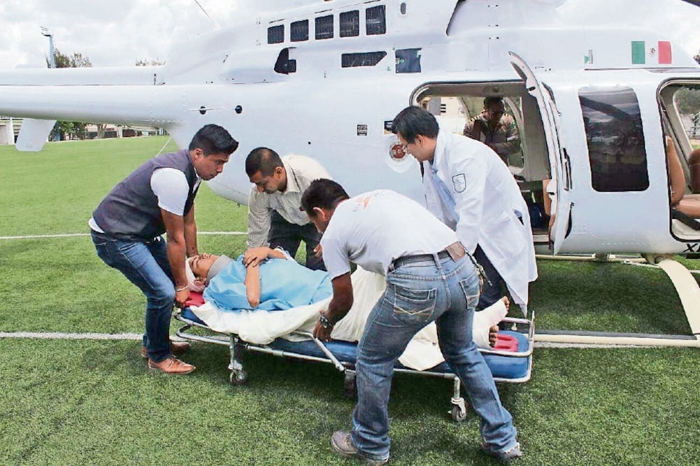 Un hombre y una mujer heridos fueron trasladados vía aérea hacia el hospital regional de Comitán Domínguez (FREDI MARTÍN PÉREZ. EL UNIVERSAL)
