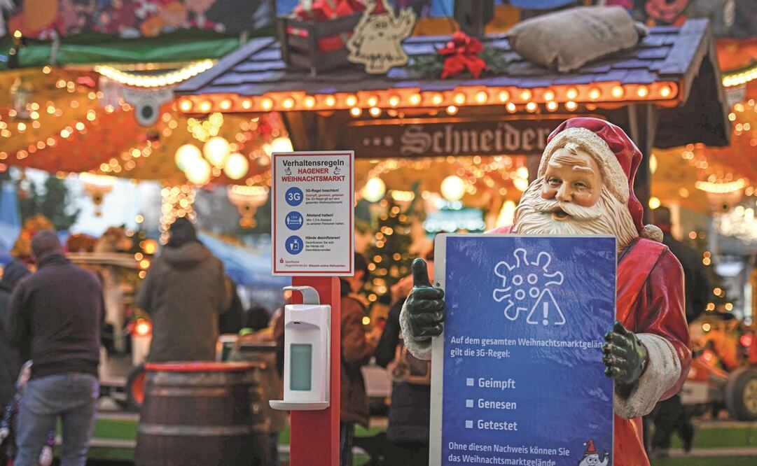 Una Papá Noel con instrucciones de higiene para quien visite el mercado navideño en Hagen, en el oeste de Alemania. Foto: Ina Fassbender. AFP