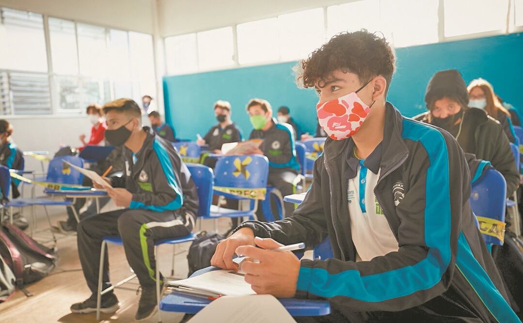 Los estudiantes y personal educativo deberán portar en todo momento el cubrebocas; la careta puede ser protección opcional. Foto: Especial