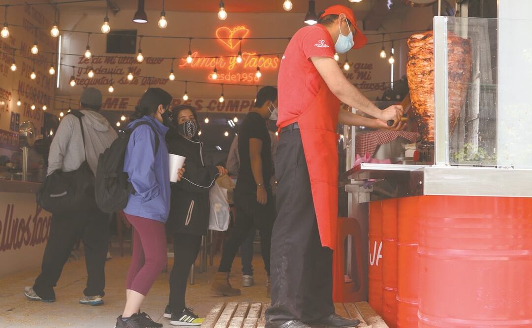Algunas taquerías incluso han optado por mantener los precios, aun cuando el costo de las carnes rojas y la tortilla se ha elevado. Foto: Carlos Mejía. EL UNIVERSAL