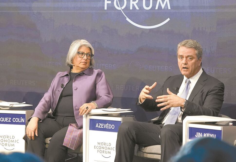 Graciela Márquez, secretaria de Economía, junto con Roberto Azevedo, director general de la Organización Mundial del Comercio, ayer en Davos. DENIS BALIBOUSE. REUTERS
