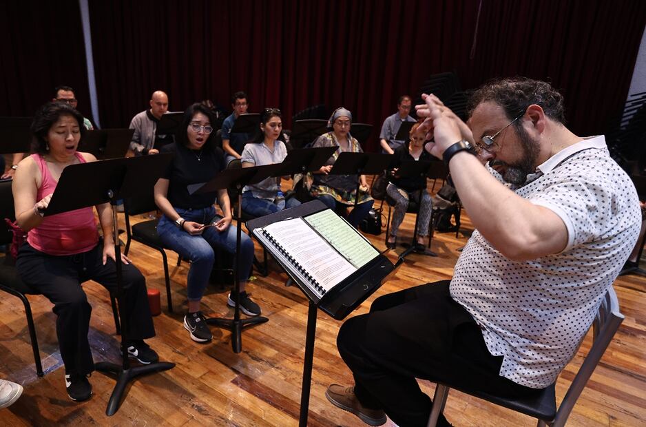 Marco Antonio García de Paz, director huésped en ensayo del concierto "Palestrina y su influencia en la polifonía novohispana".
Foto: EL UNIVERSAL / Berenice Fregoso