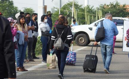 Bloquean acceso al aeropuerto internacional de Oaxaca; exigen maestros para comunidades indígenas 