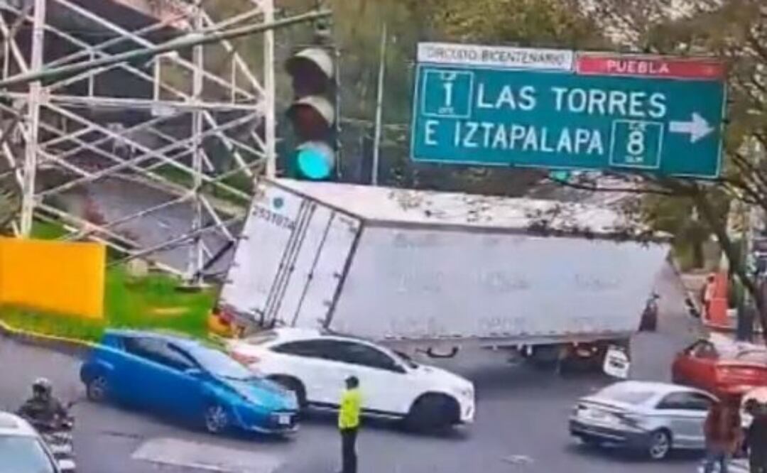 Tráiler con 15 toneladas de llantas provoca caos vial en Circuito Interior. Foto: Especial