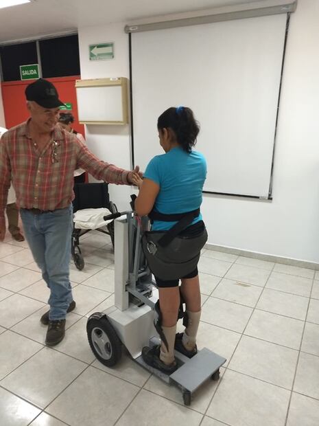 Joven desarrolla robot para que personas con discapacidad se puedan desplazar