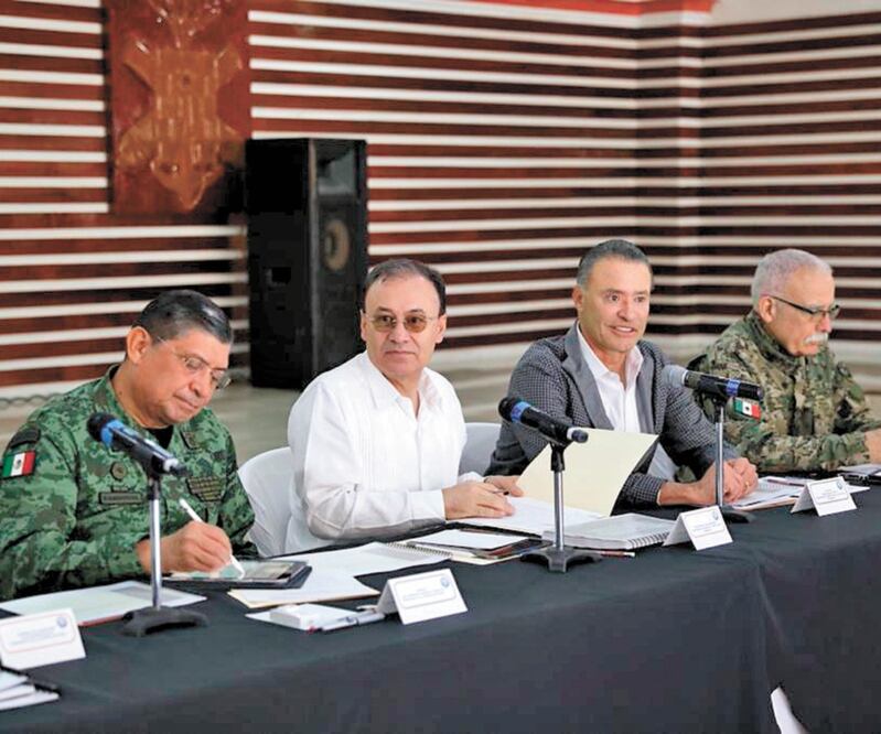 El gobernador Quirino Ordaz Coppel (tercero de izq. a der.) destacó el apoyo que el Presidente de México brinda a la entidad en materia de seguridad.