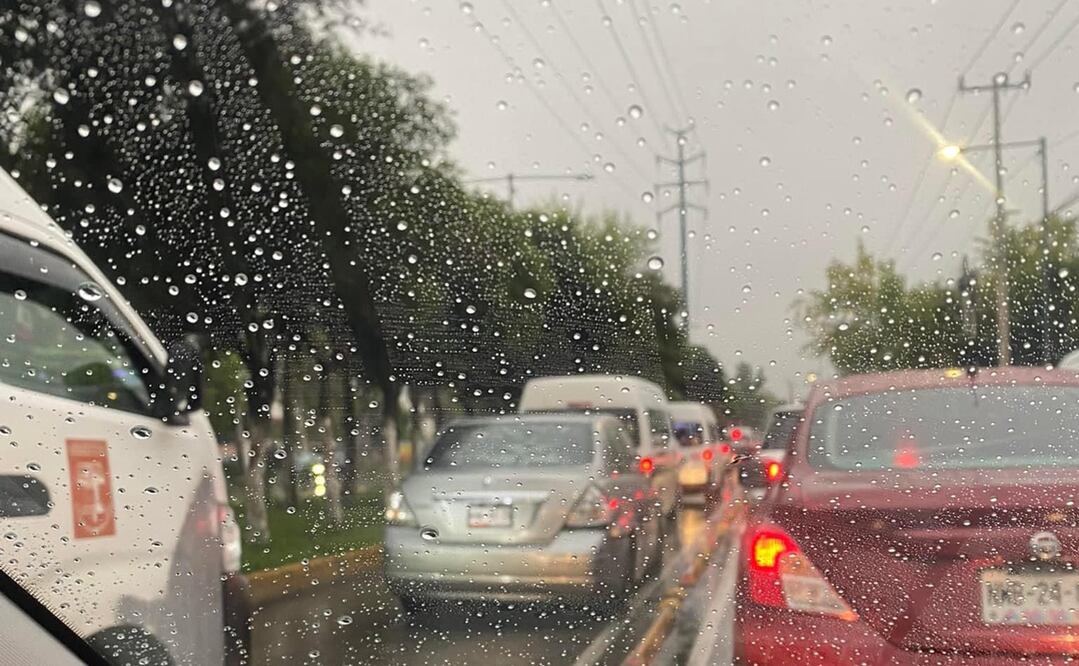 El congestionamiento vial aumenta ante la presencia de una fuerte precipitación pluvial, que se extiende hasta la zona del municipio de Coacalco. Foto: Especial