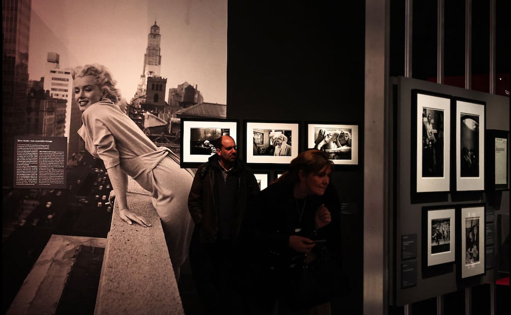 La exposición "Marilyn Monroe: ¡100 años!", dedicada a la actriz estadounidense Marilyn Monroe, en la Cinemateca de París. Una nueva perspectiva sobre Marilyn Monroe: cien años después de su nacimiento, la actriz —durante mucho tiempo reducida a su apariencia física y a sus papeles de rubia inocente— es ahora celebrada como un icono feminista y pionera de una forma de resistencia dentro de Hollywood.
Foto de Anne-Christine POUJOULAT / AFP.