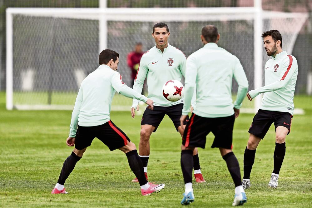 Mientras se despeja la incógnita de si CR7 tendrá acción, éste entrenó con sus compañeros. (MARIO CRUZ. EFE)