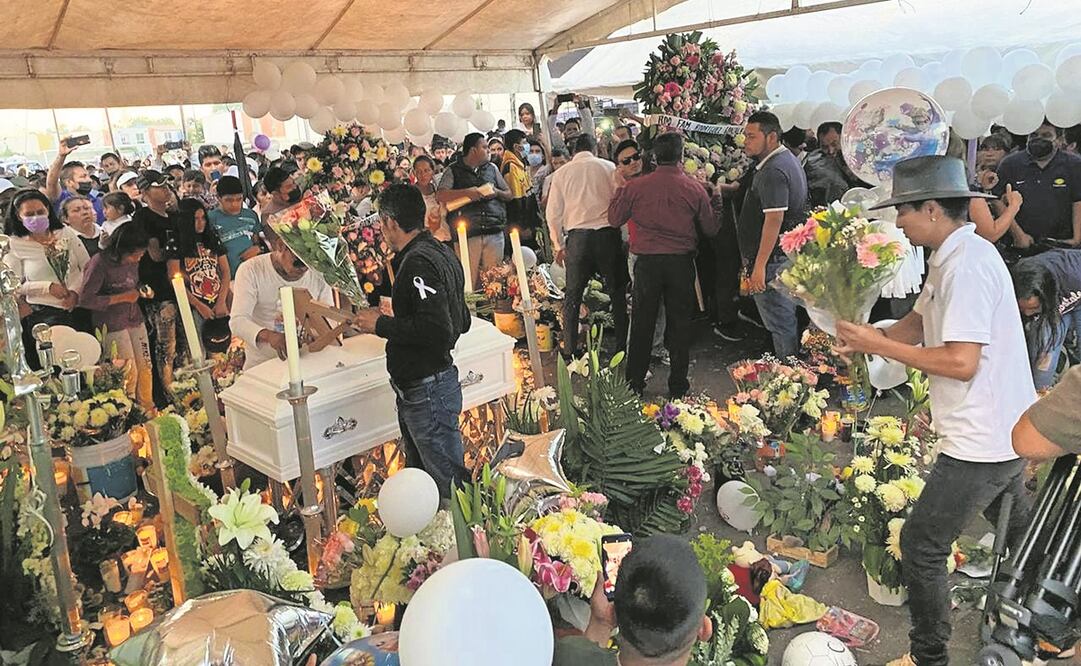 La noche de este sábado se realizó el funeral de la niña Victoria; entre flores, muñecos y juguetes fue recordada por sus familiares. Foto: DEMIÁN CHÁVEZ/ EL UNIVERSAL