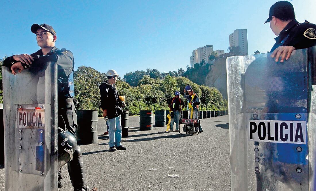 Más de 200 granaderos de la Secretaría de Seguridad Pública resguardaron la zona e impidieron el acceso, incluso al propietario de la vivienda a derrumbar, Arturo Rosette (FERNANDO RAMÍREZ. EL UNIVERSAL)
