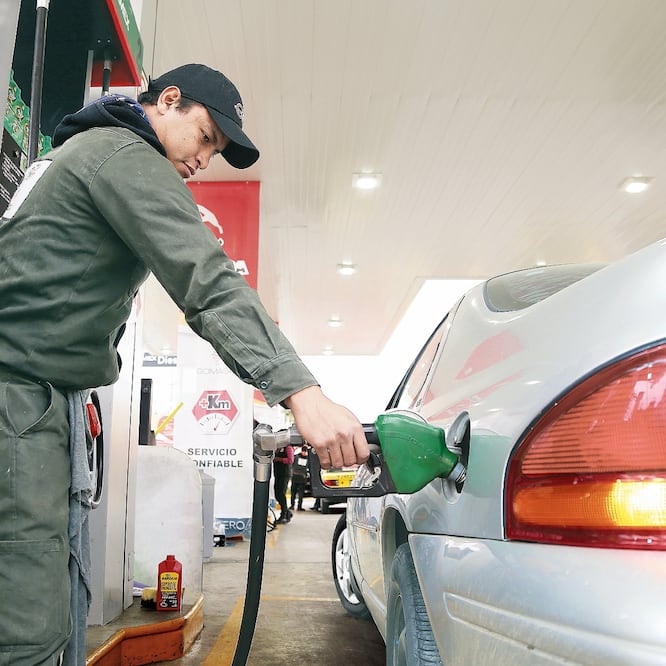 Si se concreta la estrategia el próximo año, ocho de cada 10 autos que circulan en el país van a consumir etanol mezclado en la gasolina Magna. ARCHIVO EL UNIVERSAL