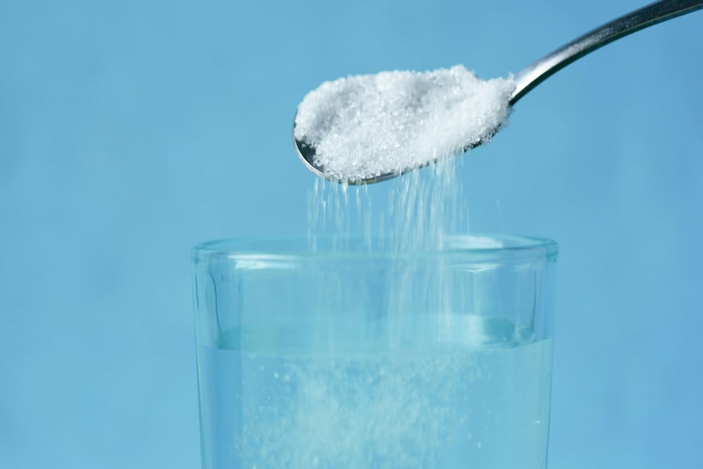 Evita tomar agua con sal de manera constante por esta razón. Foto: Pexels