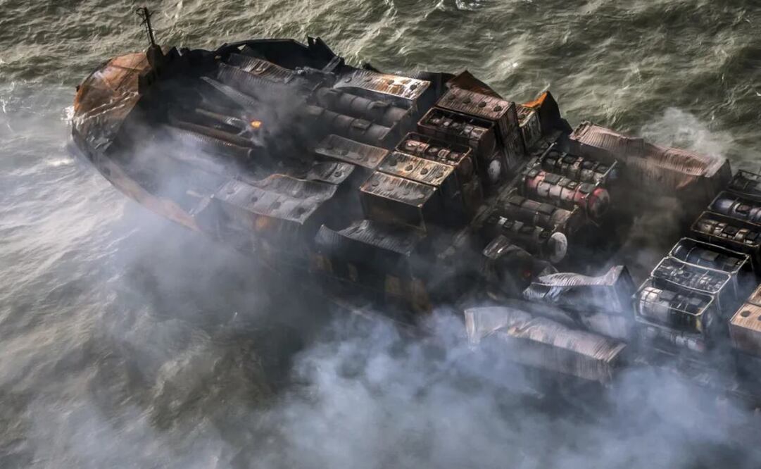 El contenedor Solong a la deriva en el estuario de Humber, frente a la costa de East Yorkshire, tras colisionar el lunes con el petrolero MV Stena Immaculate, que opera como parte del Programa de Seguridad de Petroleros del gobierno estadounidense, martes 11 de marzo de 2025. Foto: AP