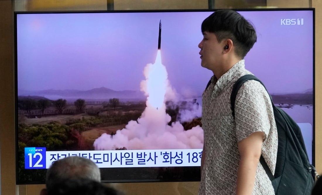 Un televisor muestra una imagen del lanzamiento de un misil de Corea del Norte durante un noticiero, en Seúl. Foto: AP