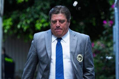 Miguel Herrera choca su auto al salir de Coapa