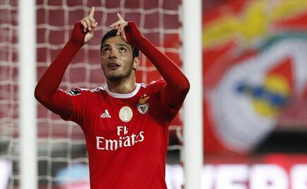 Raúl Jiménez anota y asiste en goleada del Benfica