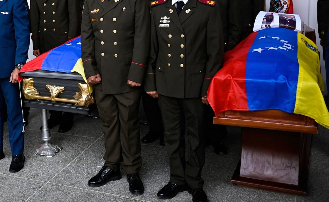 Miembros de las fuerzas armadas venezolanas se encuentran junto a los ataúdes de los soldados muertos durante la captura del presidente de Venezuela, Nicolás Maduro, y su esposa Cilia Flores por las fuerzas estadounidenses, durante el funeral en Caracas el 7 de enero de 2026. Foto: AFP