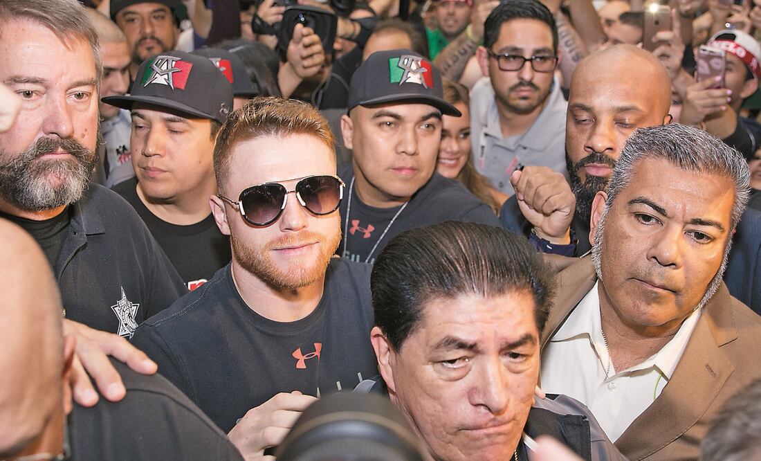 “Canelo” tuvo que abrirse paso entre la multitud con su equipo de seguridad para llegar a la recepción del MGM Grand. O