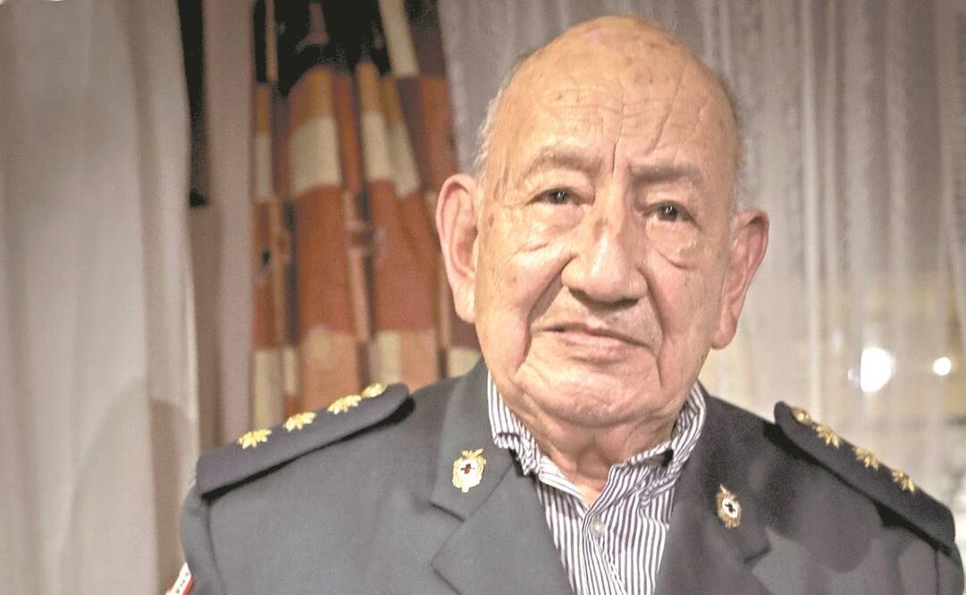 Raúl Serratos, de 85 años, tomó cursos de tanatología para ayudar en esta pandemia; él formó parte de la Escuela de Socorristas en 1947, y tuvo la fortuna de manejar una ambulancia de la Cruz Roja en 1952. Fotos: Jorge Serratos.