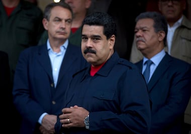 Maduro pide a oposición abandonar "el camino del golpismo"