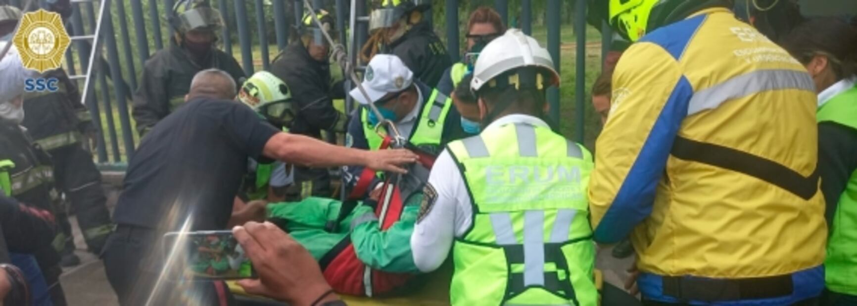 Rescatan a trabajadora de limpia tras caer en registro de CFE en la GAM