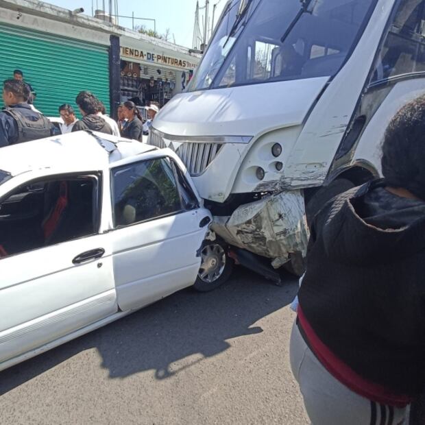 Transporte público "Chimeco" impacta 10 taxis tras quedarse sin frenos; hay un lesionado