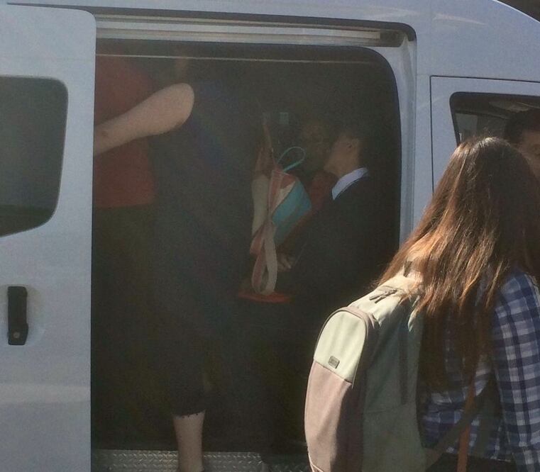 Hasta de pie viajaron pasajeros en espacios reducidos de combis en trayectos de Villa de Las Flores al ex Toreo (Foto: @JesusJMC07)