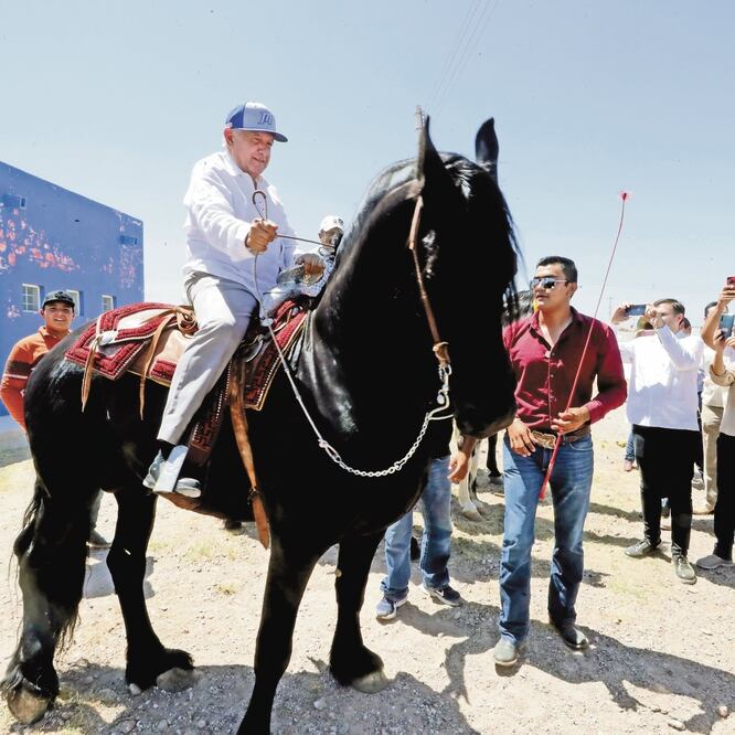 En Chihuahua, el presidente Andrés Manuel López Obrador montó al caballo Sansón por breves minutos. PRESIDENCIA