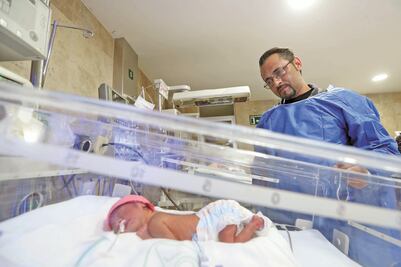 Esperaban a la cigüeña con cuatro bebés; les lleva cinco